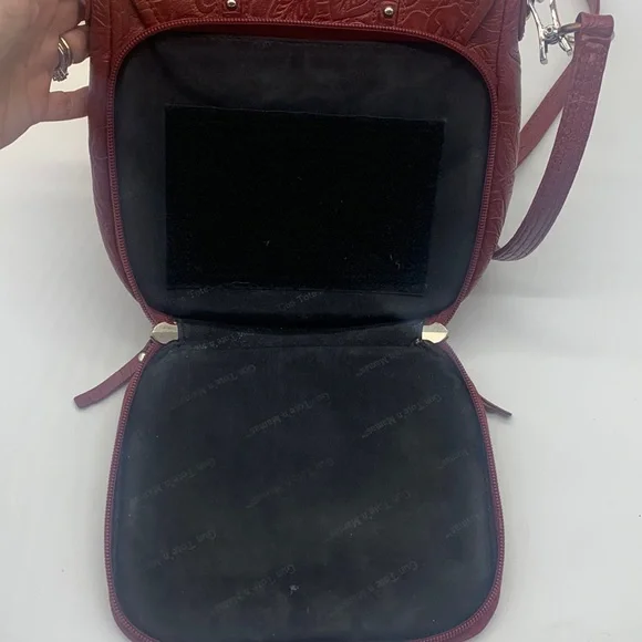 Gun Tote’n Mamas red leather crossbody bag w/ studs. Gun holder missing MCB4525A - Picture 10 of 16